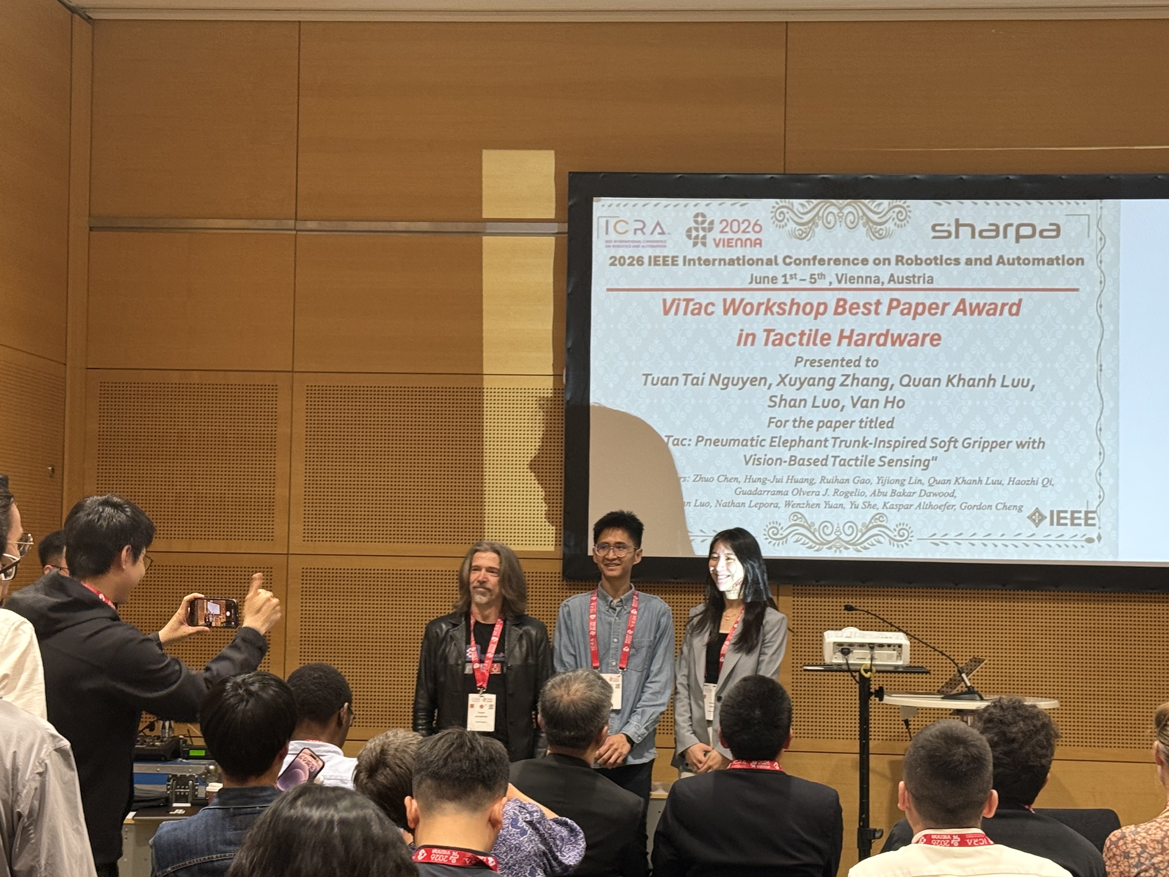 Nguyen Tai Tuan receives the ViTac Workshop Best Paper Award at ICRA 2026